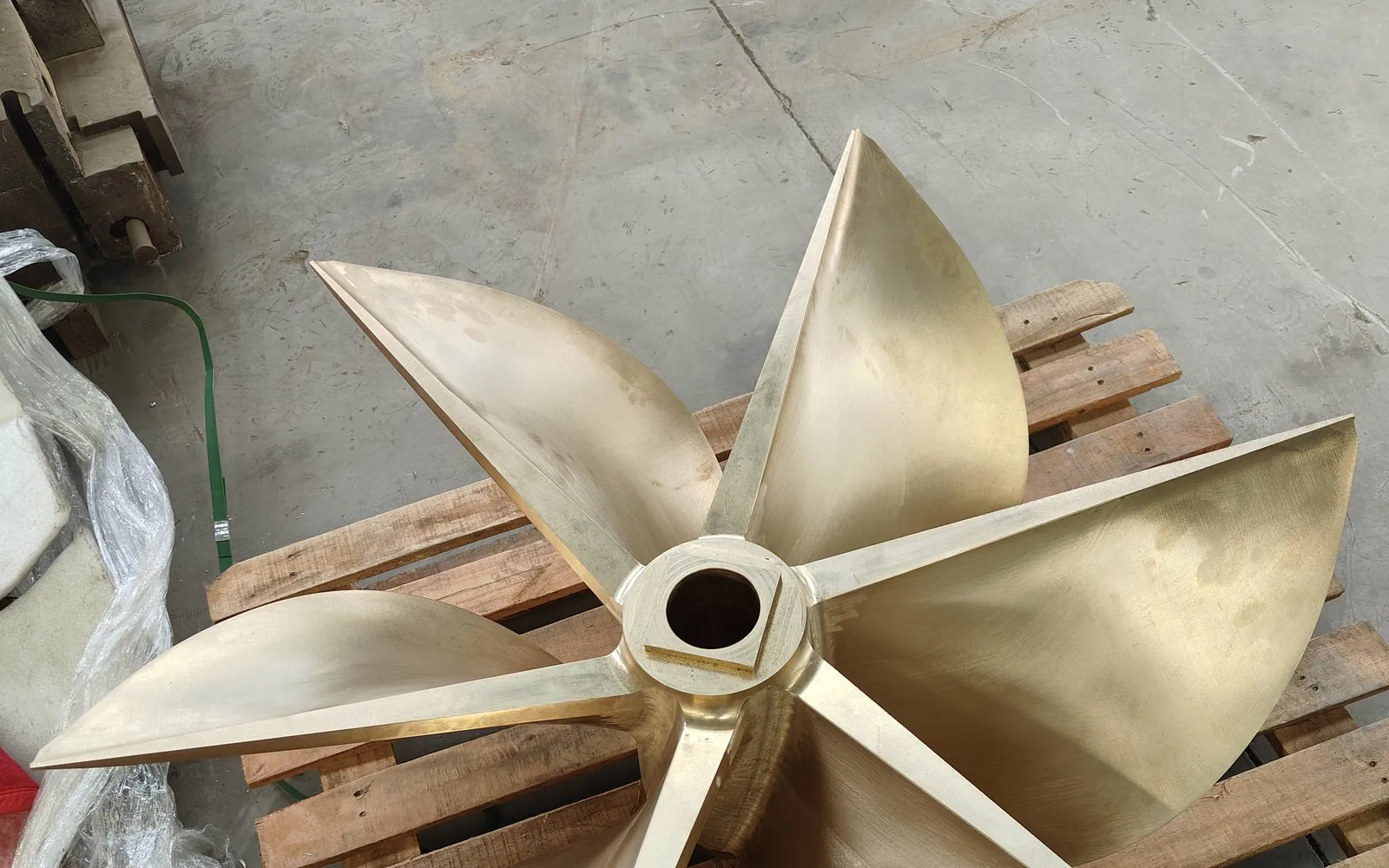 Large marine cast bronze propeller, 2.5 m class, made in a printed sand mould