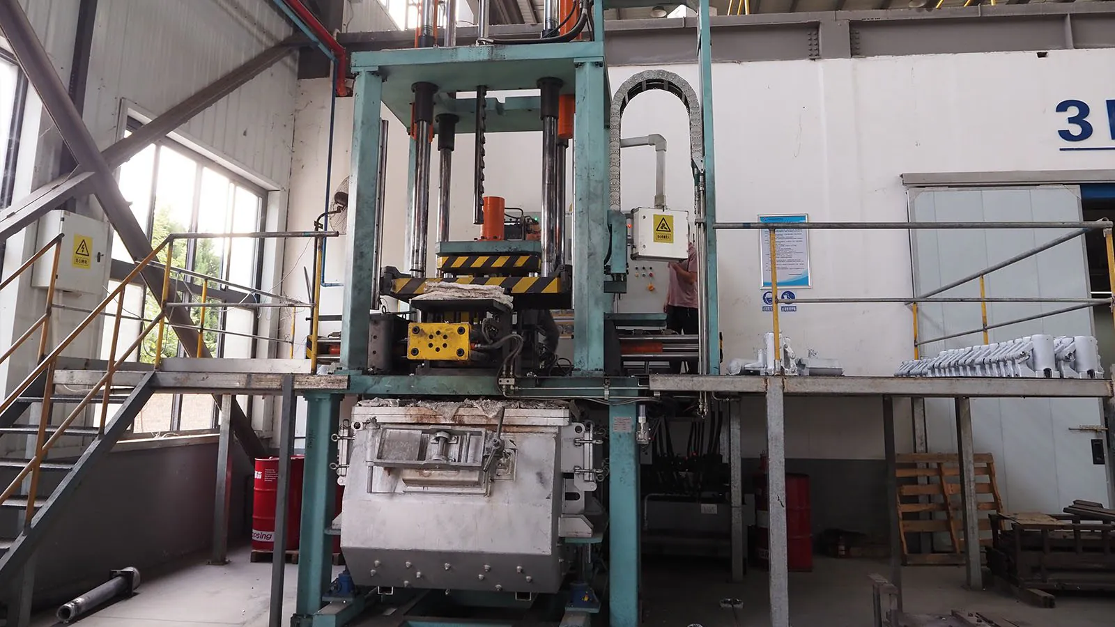Low pressure casting machine at the foundry, riser tube and sealed furnace